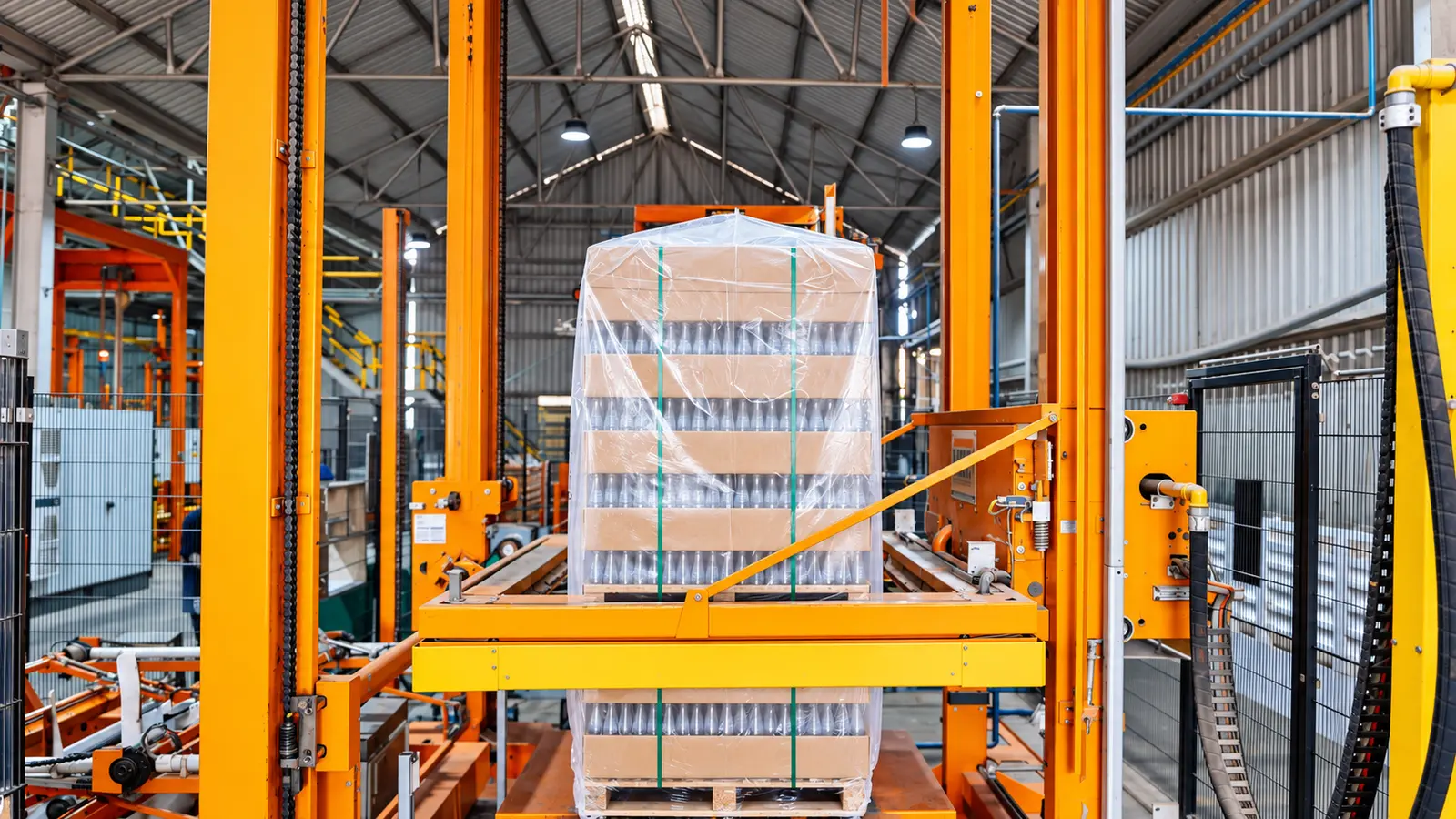 Automated pallet-handling system transferring packaged goods in a warehouse